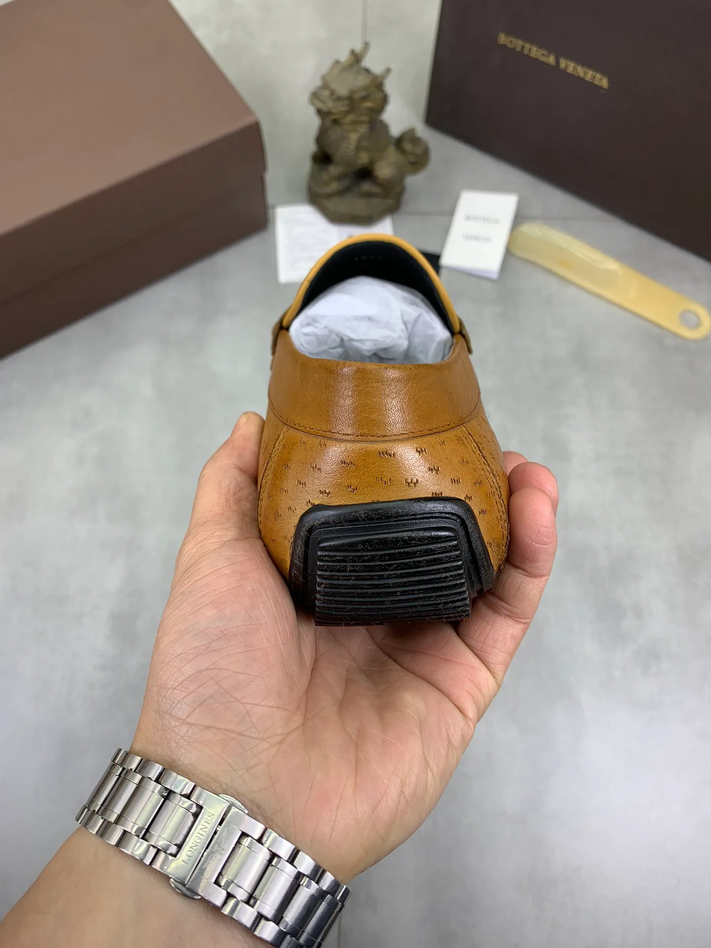 Men's shoes 💰P420 [New model] Water-dyed Niuli 💰High-quality business beanie shoes 💎💎💎 BOTTEGA VENETA official website synchronizes the latest top version of BV in the market, accepts material comparison, shoe type comparison, process comparison, practical and texture, versatile, suitable for any occasion, the more you look at it, the more it tastes. Pure hand-woven craftsmanship - Upper material, hand-woven calfskin imported from Italy 🇮🇹 - High-quality water-dyed cowhide lining - Original private model customized outsole -Size: 39-44 (38 45 can be customized) Color: black or brown optional